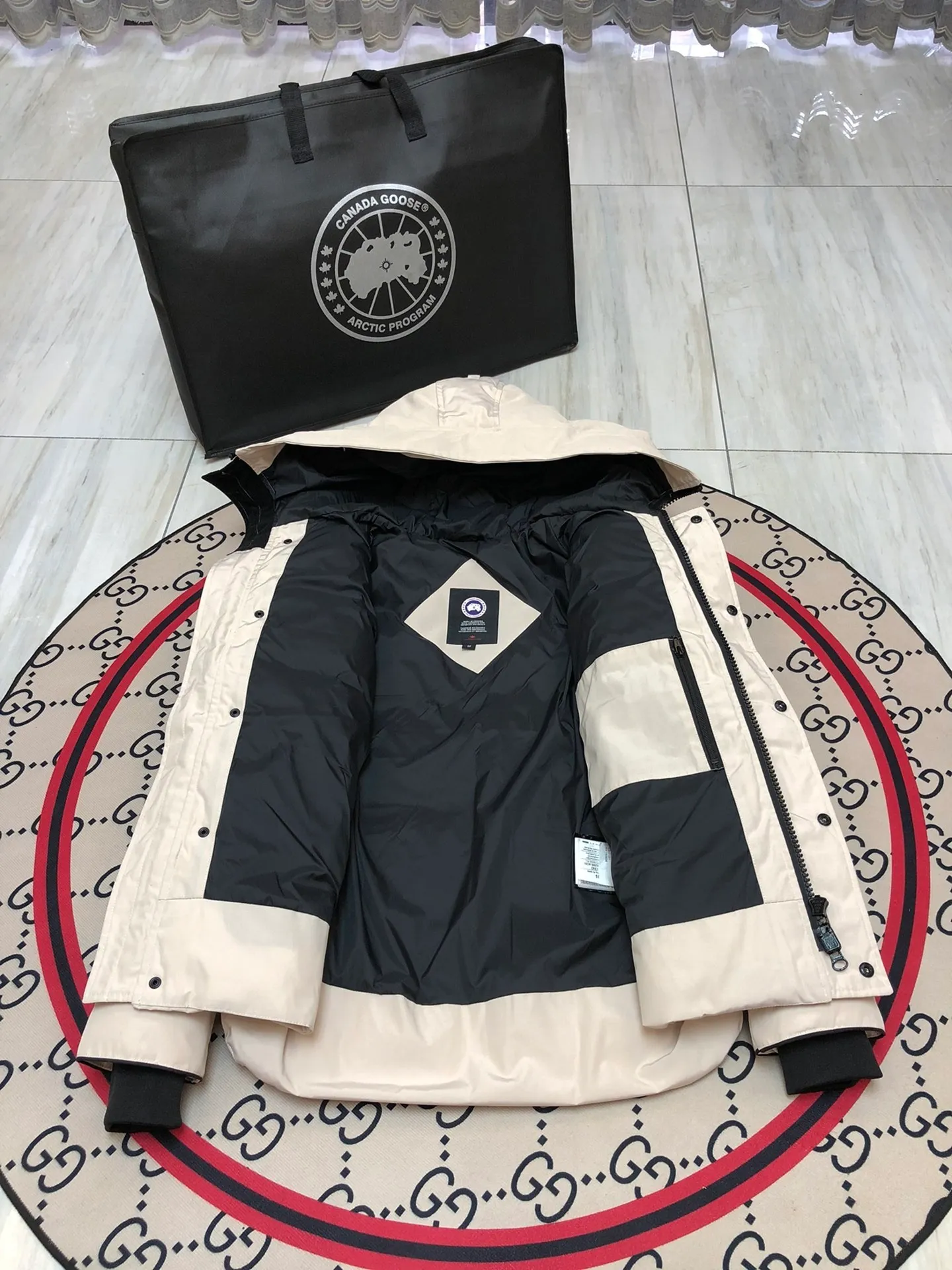 P660 counter quality 🇨🇦canada goose""🇨🇦millan parka 17 styles for men and women, short style without fur collar, chosen by Arctic and Antarctic expedition teams as winter wear, the Rolls Royce of down jackets. ➖ Industry-leading anti-counterfeiting chip sensing. ➖ Imported Behringer embroidery machines and customized embroidery labels, the highest level and industry leading. ➖ Imported Korean 21-count polyester-cotton blended original fabric, tc85 waterproof coating fabric, water-repellent, windproof and wear-resistant. ➖ The new national standard 80 white duck down is filled with an average of 520 grams of down. The amount of down filled is industry-leading. ➖ 100% nylon lon lining with double double-layer sealing design to prevent velvet running, seamless thread design on cuffs! ➖ Western Canadian Green Wolf Collar. ➖ Yoshida ykk provides original custom-made electroplated sliders. The ykk two-way lockable zipper is tight and smooth and does not peel off paint. ➖ 3m composite Velcro is durable, and all accessories and hardware are custom-made. Note: Our copywriting is only simple and clear. Instead of bragging about the copywriting, it is better to compare and understand with samples. Only for the purest, most focused, most professional, highest quality, and highest sex!